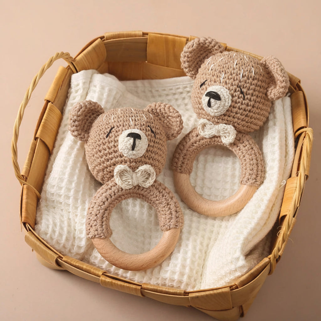 Handvirkad babyskallra med träring -söta djurmotiv